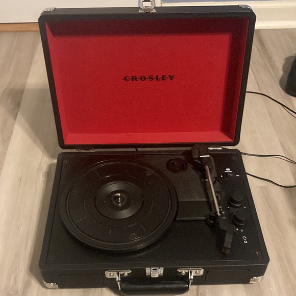 CROSLEY Suitcase Turntable Record Player in Black - Picture 1 of 8